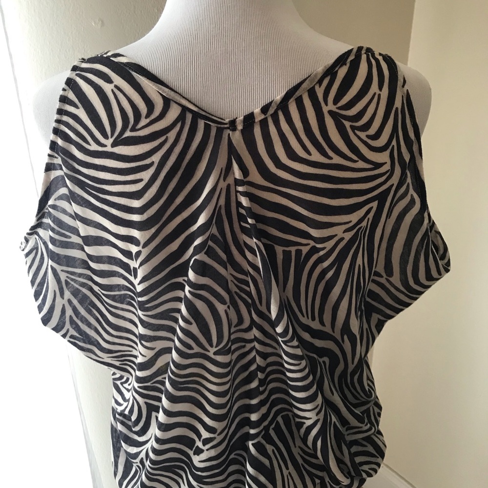 ✨✨Cute Zebra Top!✨✨ - Picture 3 of 5